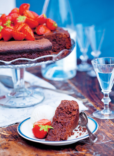 Schokokuchen mit Erdbeeren Rezept | Sommerkuchen | Sommerküche | Lisa Lemke | Callwey