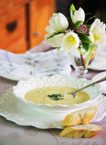 Camembert Suppe Rezept | mit Baguettescheiben | Sommersuppe | Geniessen im Garten | Wohnen & Garten | Callwey