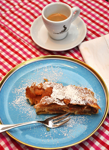 Apfelstrudel Rezept | Selber machen | Dessert Tipp | Küchengeheimnisse erfolgreicher Frauen | Aysen Bitzer-Bourak | Callwey Kochbuch