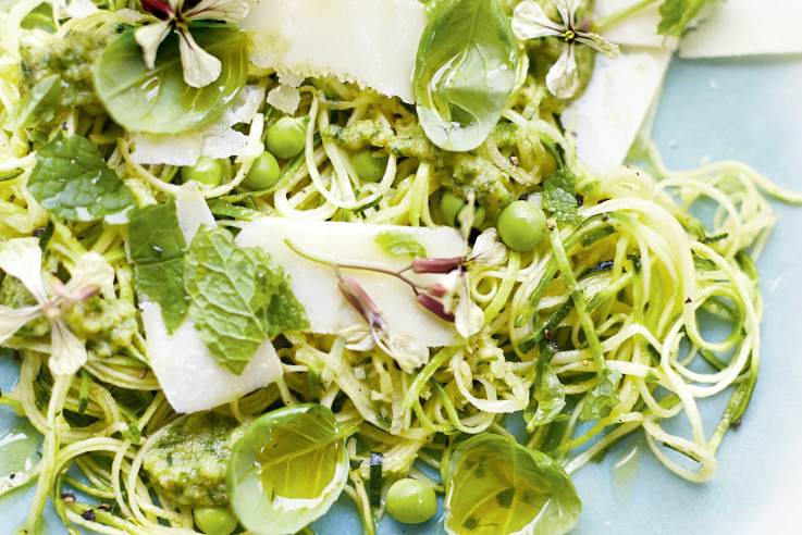 Zucchininudeln mit Rucolablüten | Rezept | Gesund ernähren | Für mich | Amber Rose, Sadie Frost, Holly Davidson | Callwey