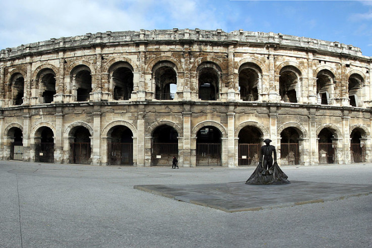 Orgon-Nimes_Amphitheatre_01