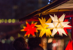 Weihnachtsdekoration auf einem Weihnachtsmarkt