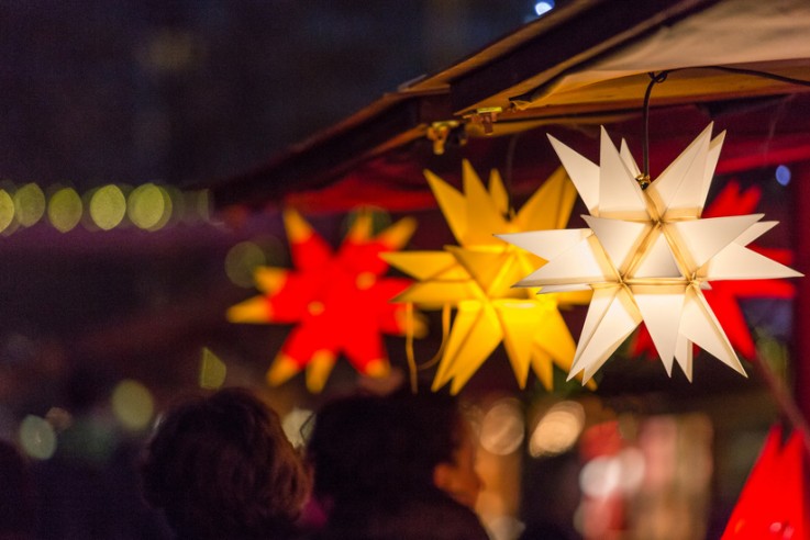 Weihnachtsdekoration auf einem Weihnachtsmarkt