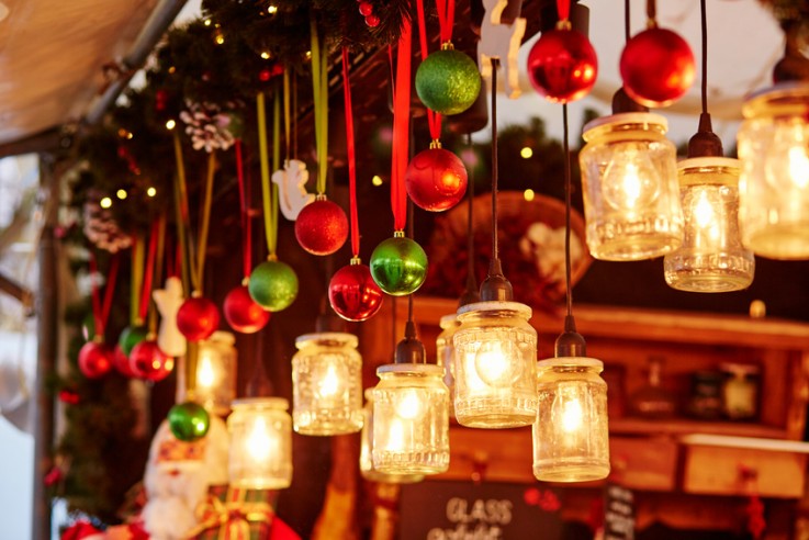 Weihnachtsdekoration und Glaslichter auf einem Weihnachtsmarkt.