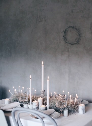 Tischdekoration mit weißen Kerzen