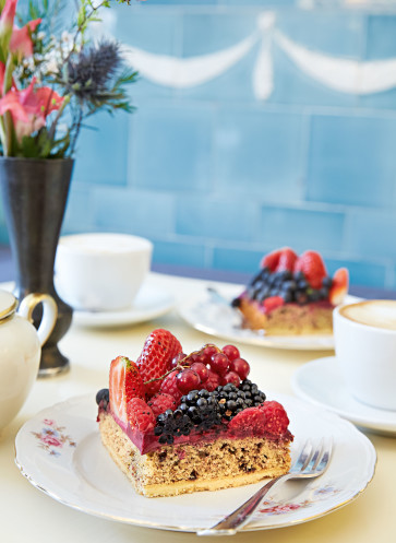 Beeren Blechkuchen Rezept | Kaffeetafel Ideen | Herzlich Willkommen | Stefanie Luxat | Callwey