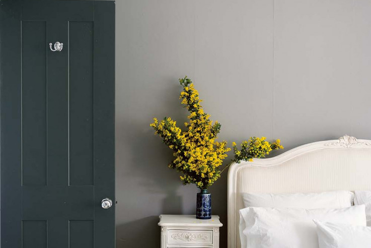 Stilvoll wohnen mit Farbe Farbratgeber Schlafzimmer Tür lackiert dunkelgrün