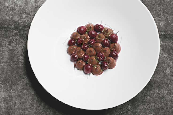 Schokoladendessert Rezept | Mit Sauerkirschen | Deutsche Küche und Deutscher Wein | Tim Raue | Callwey Kochbuch