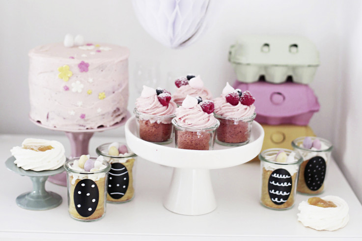 callwey-tag-des-himbeerkuchens-himbeerkuchen-im-glas-mit-weißer-schokolade-titelbild