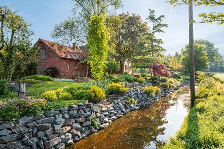 Paus Gartendesign_Upcycling Landhausgarten_Bachseite Südwest nach Nordost 2_WEB