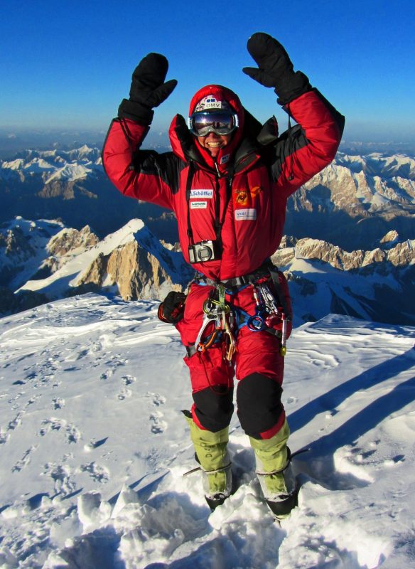 callwey-himmel-rote-bergsteigerin