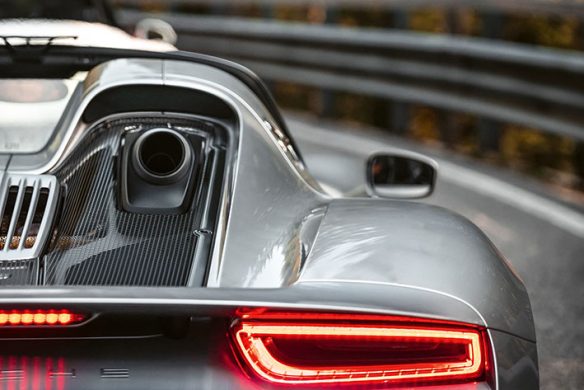 callwey-spektakulaer-schwarzes-auto-von-hinten