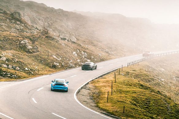 callwey-spektakulaer-blaues-auto-kurve