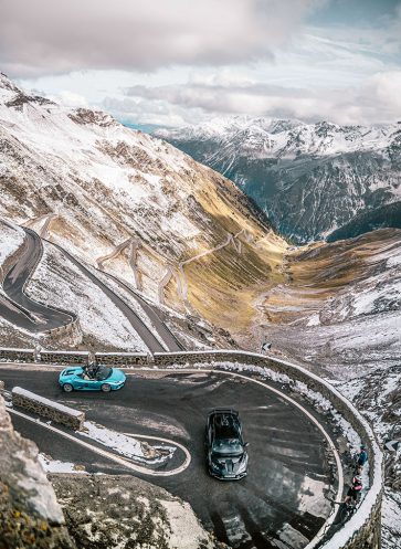 callwey-spektakulaer-blaues-auto-schnee