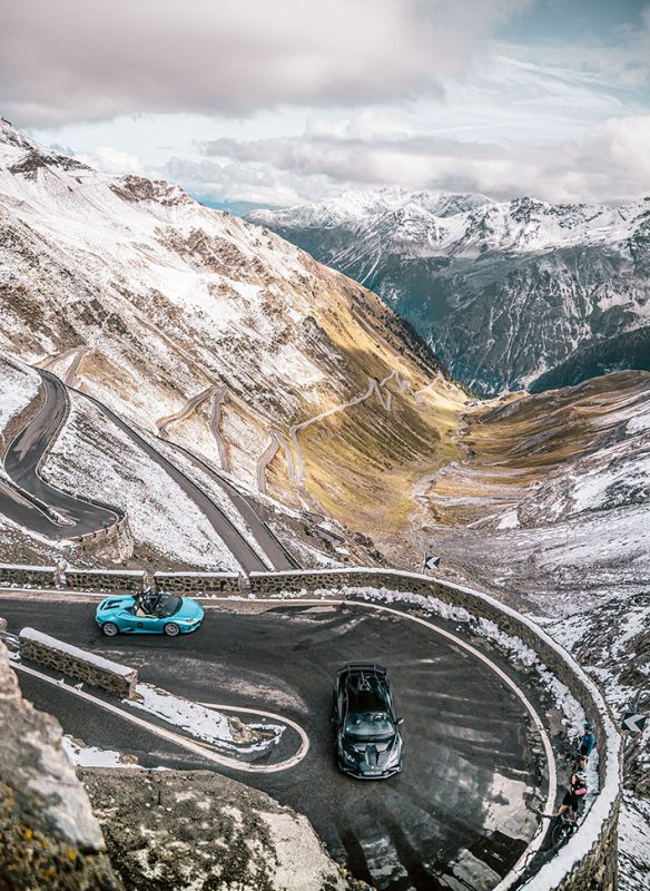 callwey-spektakulaer-blaues-auto-schnee