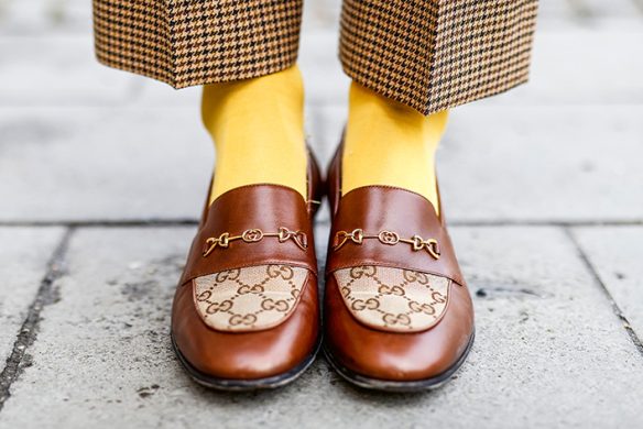 callwey-stil-gelbe-strümpfe