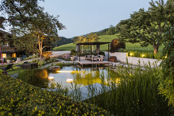1312_Eder Gartenarchitektur_eder gartenarchitektur_alpenruhe mit wasserglanz_schwimmteich_abends_2_WEB