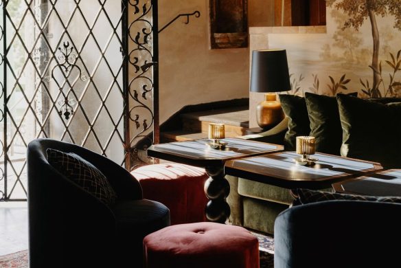 SchlossBar_RosewoodFuschl_01