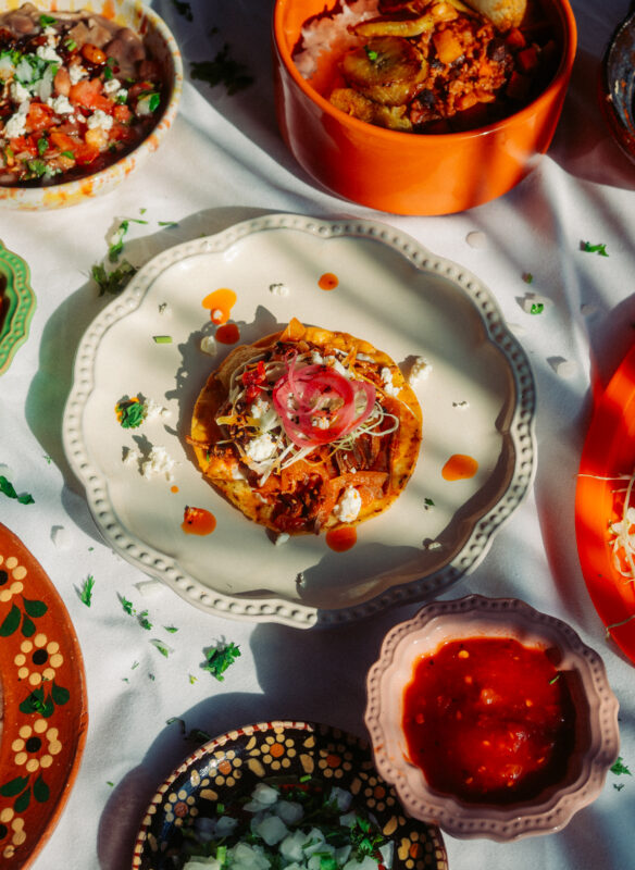 callwey-mexiko-teller-mit-essen-auf-tisch