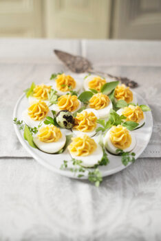 Gef¸llte Eier f¸r Ostern