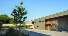 01_Patientenhaus_Nordansicht_Zugangssteg_HS