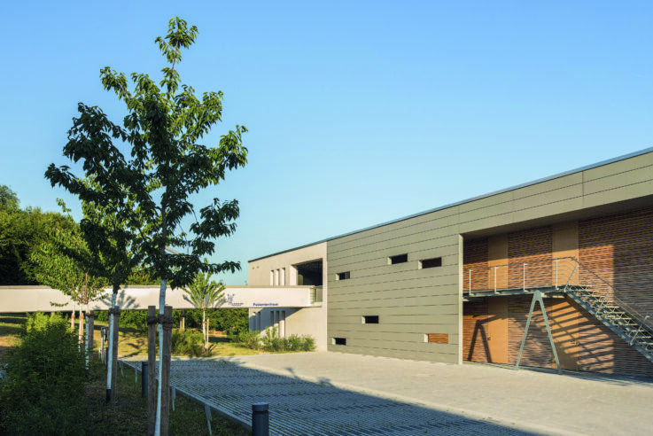 01_Patientenhaus_Nordansicht_Zugangssteg_HS